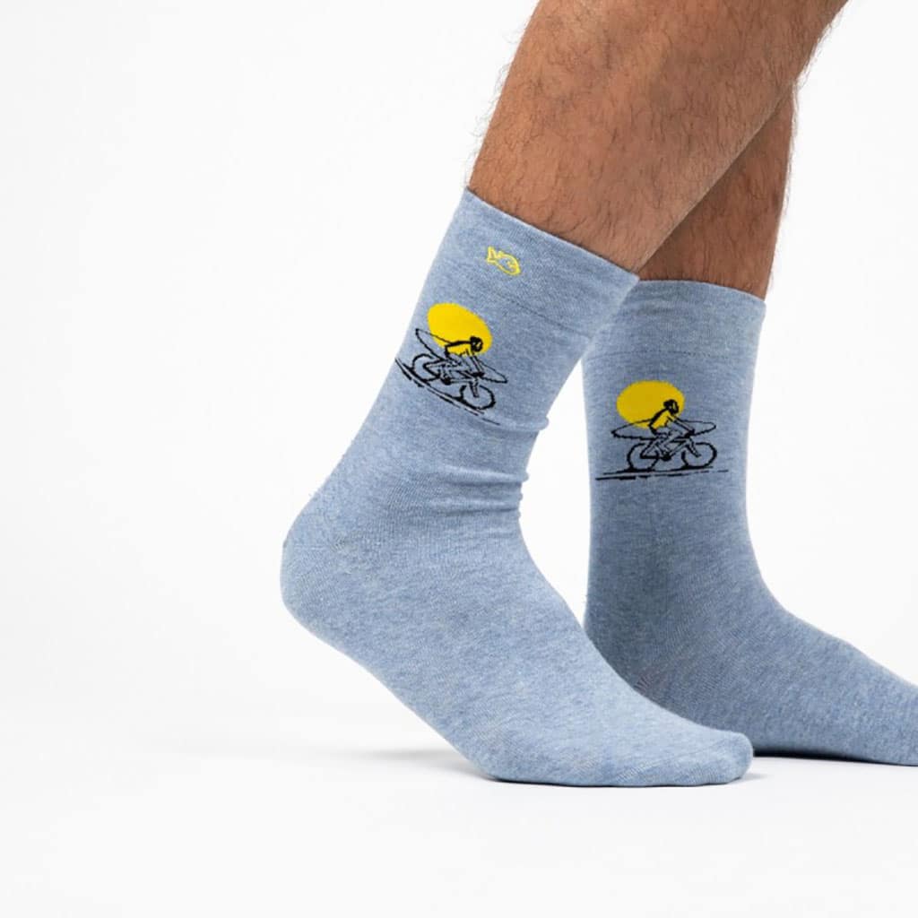 Une paire de chaussettes en coton peigne motifs surfeur Billybelt, vue de coté sur fond blanc