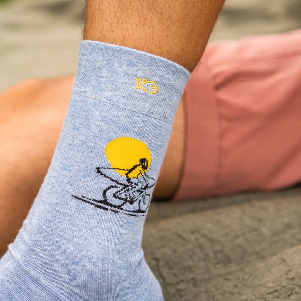 Une paire de chaussettes en coton peigne motifs surfeur Billybelt, vue de coté