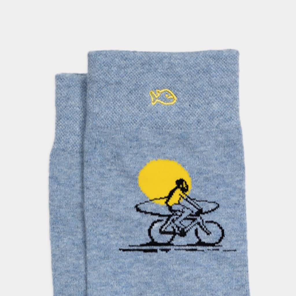 Une paire de chaussettes en coton peigne motifs surfeur Billybelt, vue de face sur fond blanc