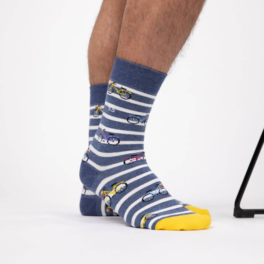 Une paire de chaussettes en coton peigne motifs vélo Billybelt, vue de coté sur fond blanc