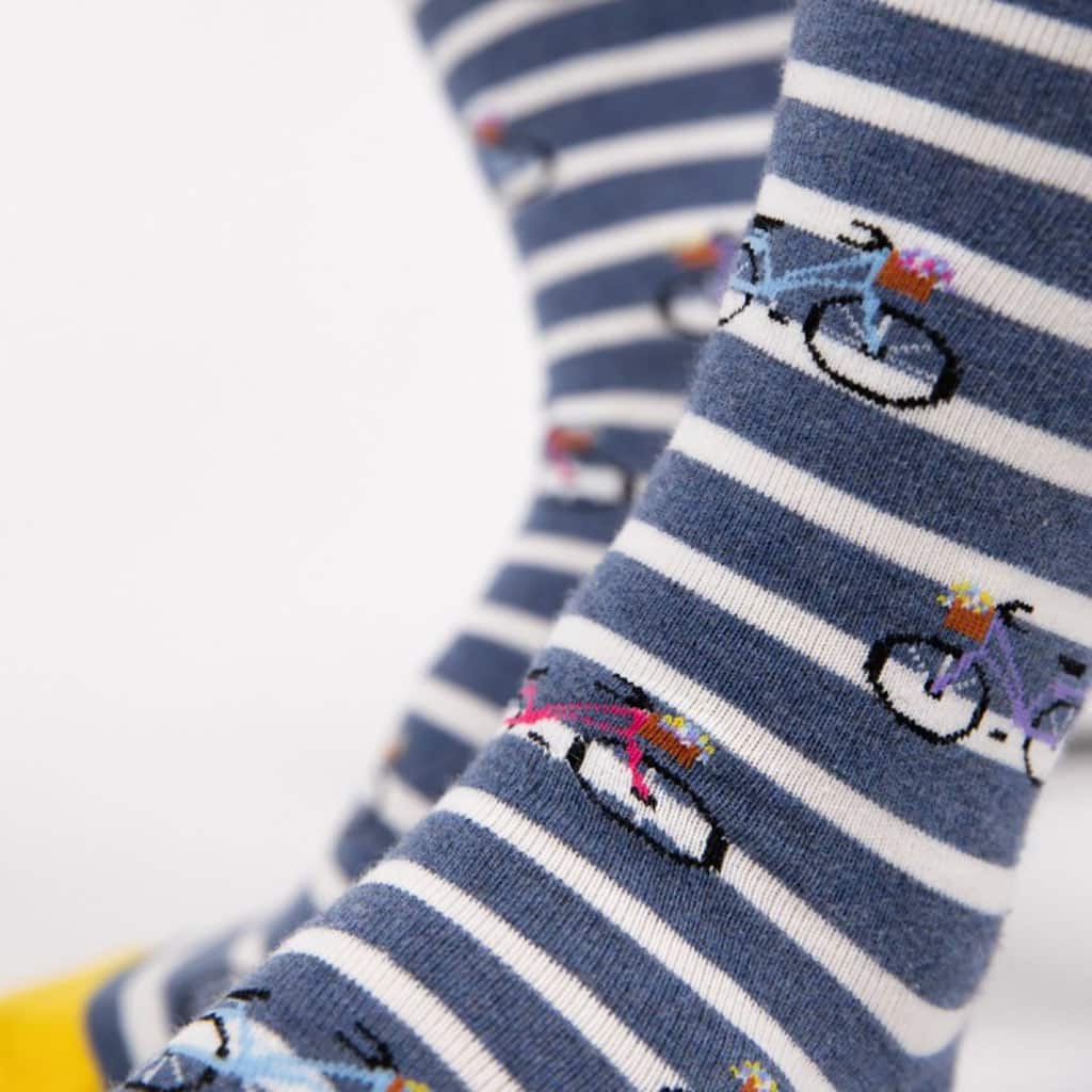 Une paire de chaussettes en coton peigne motifs vélo Billybelt, ambiance porté