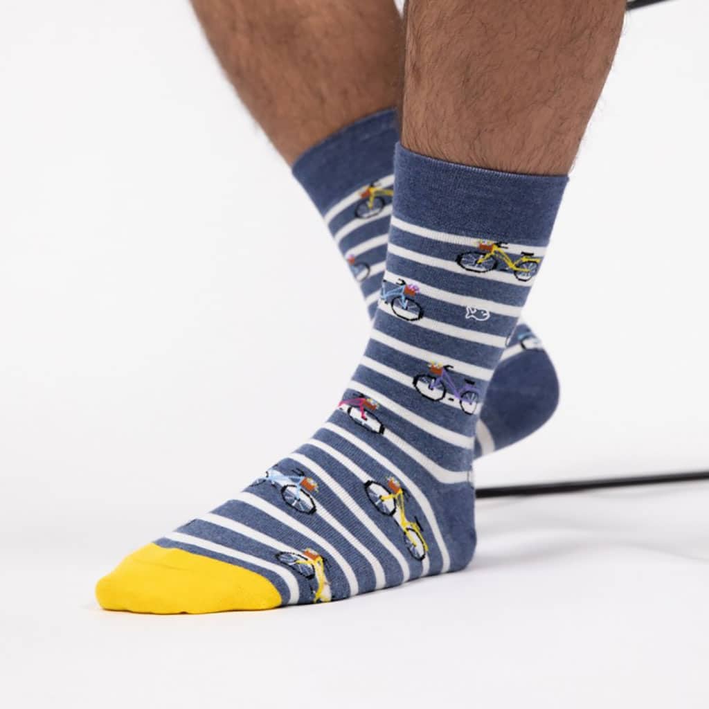 Une paire de chaussettes en coton peigne motifs vélo Billybelt, ambiance porté