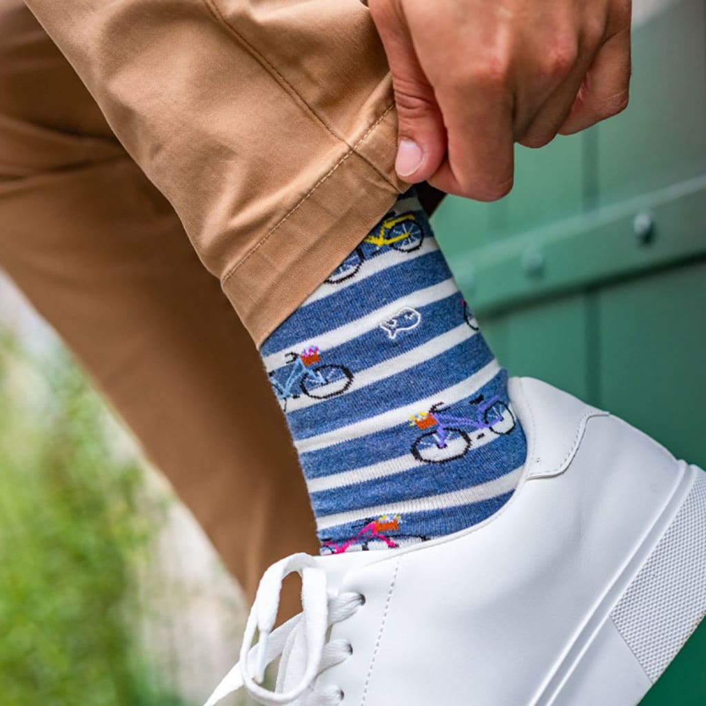 Une paire de chaussettes en coton peigne motifs vélo Billybelt, ambiance porté