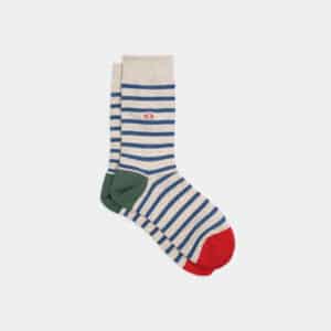 Une paire de chaussettes en coton peigné a rayures larges beige et bleu Billybelt, vue de face sur fond blanc