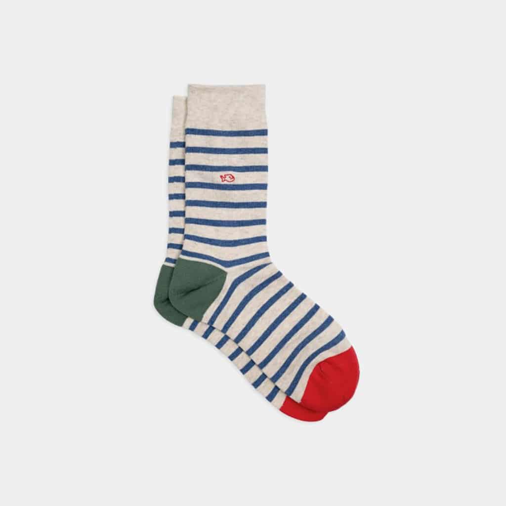 Une paire de chaussettes en coton peigné a rayures larges beige et bleu Billybelt, vue de face sur fond blanc