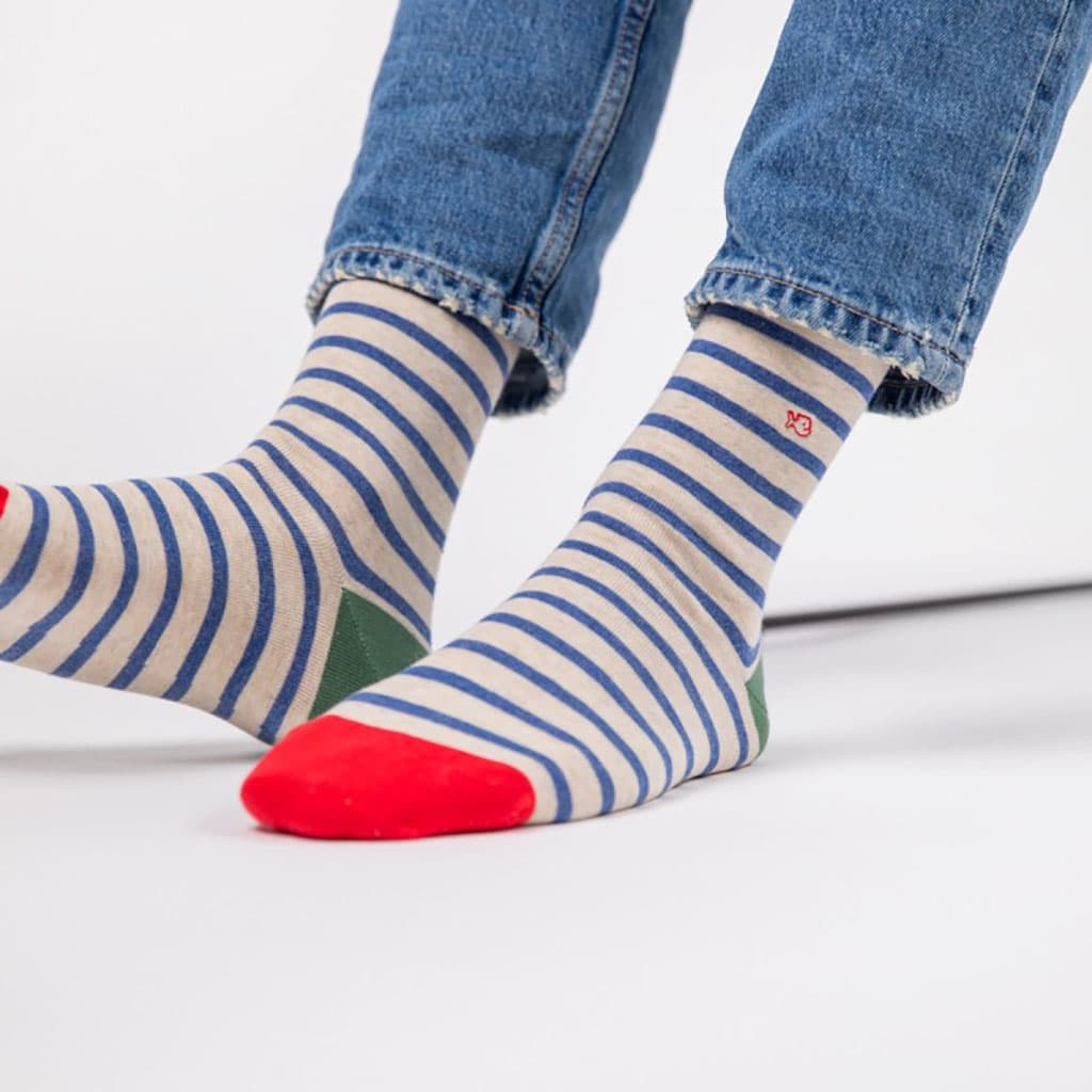 Une paire de chaussettes en coton peigné a rayures larges beige et bleu Billybelt, ambiance porté