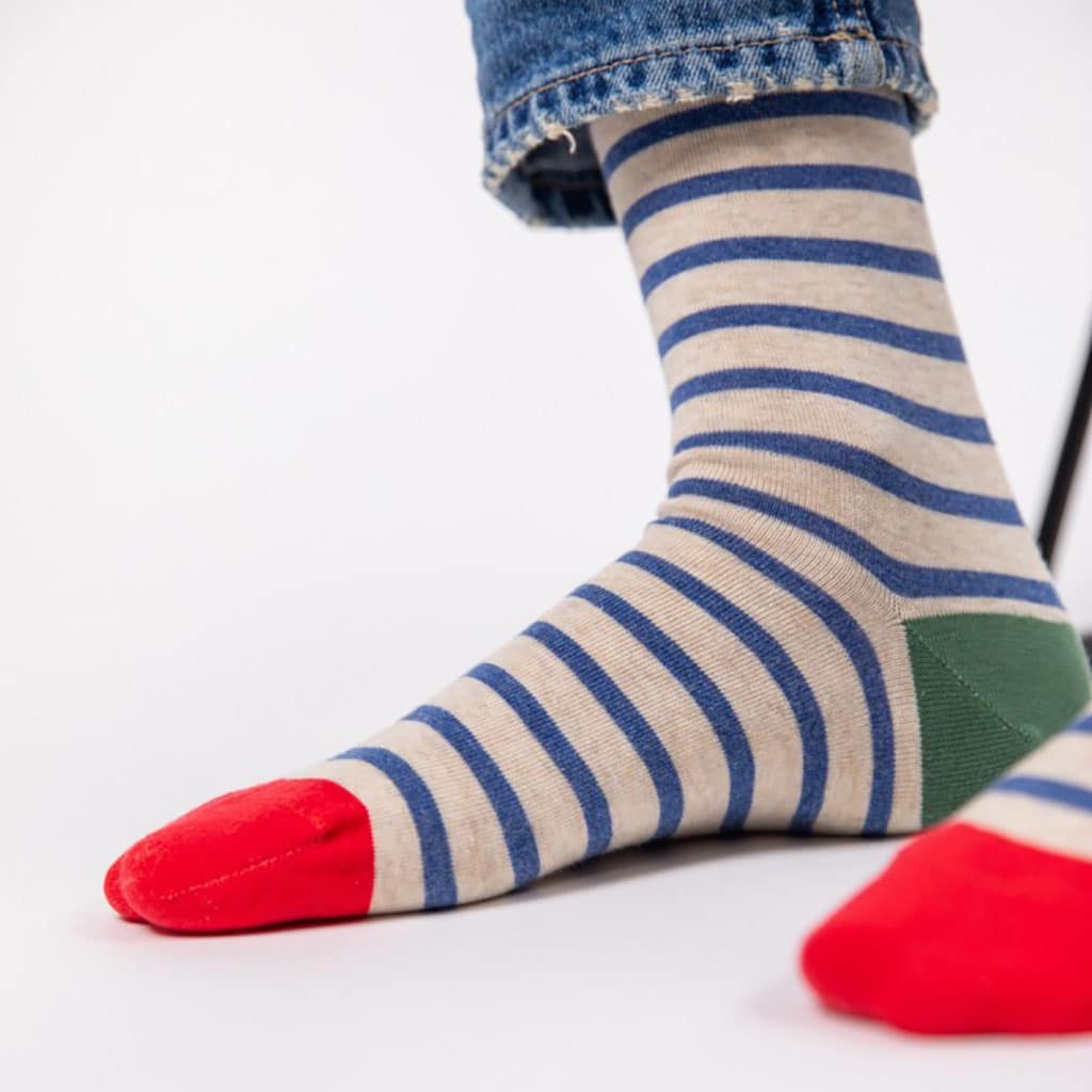 Une paire de chaussettes en coton peigné a rayures larges beige et bleu Billybelt, ambiance porté
