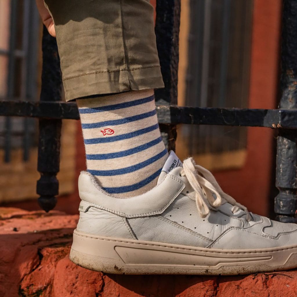 Une paire de chaussettes en coton peigné a rayures larges beige et bleu Billybelt, ambiance porté