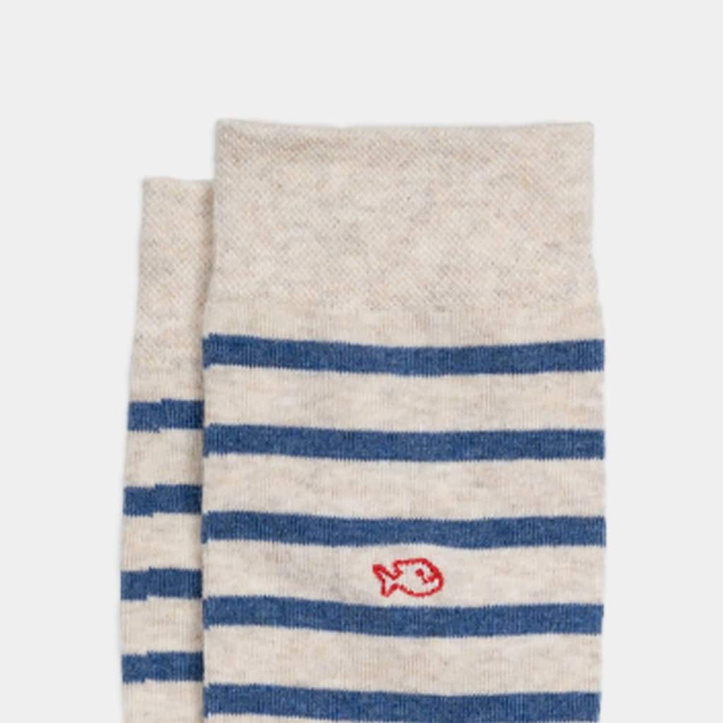 Une paire de chaussettes en coton peigné a rayures larges beige et bleu Billybelt, ambiance porté