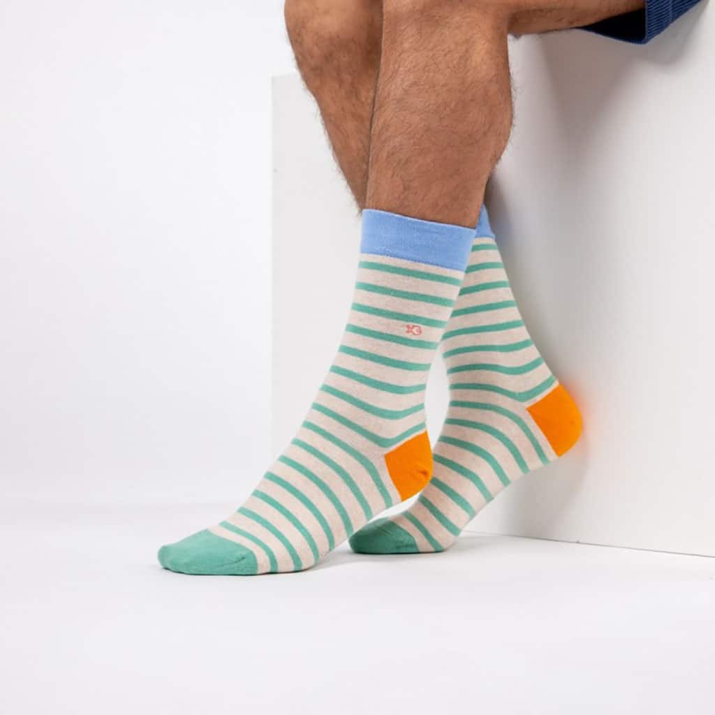 Une paire de chaussettes en coton peigne a rayures larges beige et vert Billybelt, ambiance porté