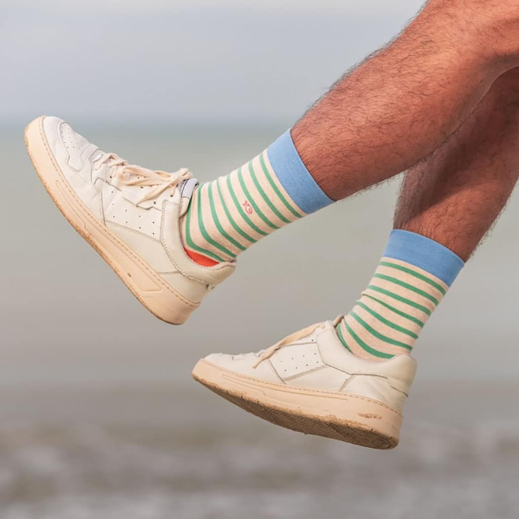 Une paire de chaussettes en coton peigne a rayures larges beige et vert Billybelt, ambiance porté