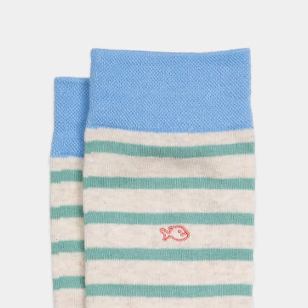 Une paire de chaussettes en coton peigne a rayures larges beige et vert Billybelt, vue de face sur fond blanc