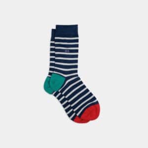 Une paire de chaussettes en coton peigne a rayures larges bleu marine et blanc Billybelt, vue de face sur fond blanc