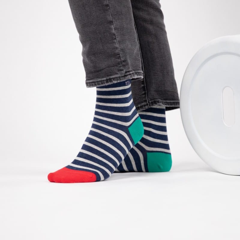 Une paire de chaussettes en coton peigne a rayures larges bleu marine et blanc Billybelt, ambiance porté