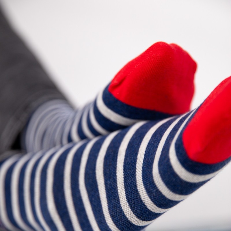 Une paire de chaussettes en coton peigne a rayures larges bleu marine et blanc Billybelt, ambiance porté