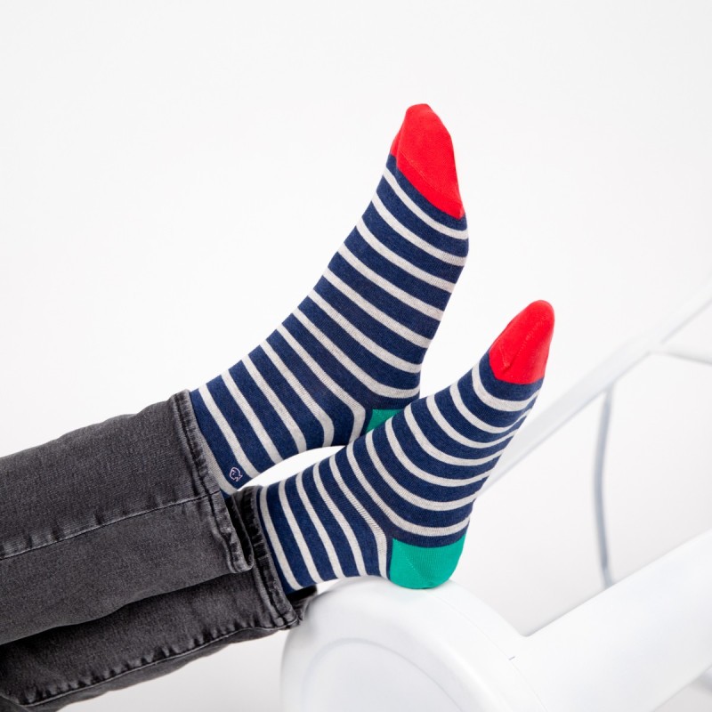 Une paire de chaussettes en coton peigne a rayures larges bleu marine et blanc Billybelt, ambiance porté