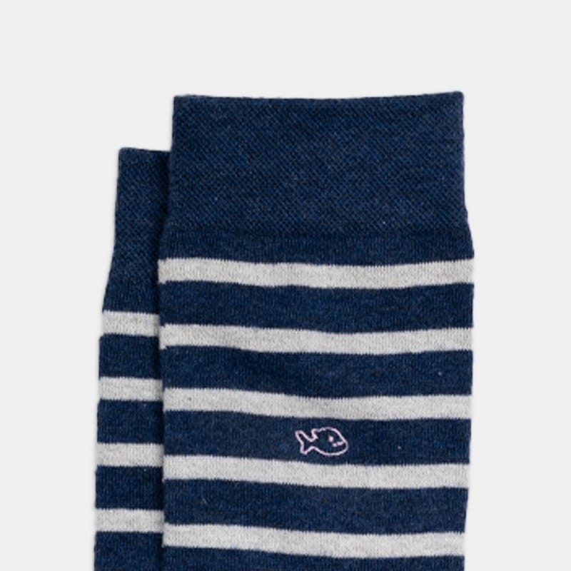 Une paire de chaussettes en coton peigne a rayures larges bleu marine et blanc Billybelt, vue de face sur fond blanc