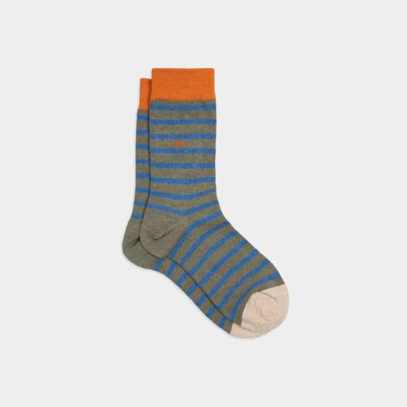 Une paire de chaussettes en coton peigné a rayures larges kaki et bleu claire billybelt, vue de face sur fond blanc