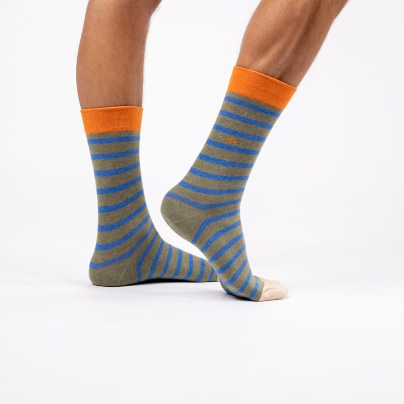 Une paire de chaussettes en coton peigné a rayures larges kaki et bleu claire billybelt, ambiance porté