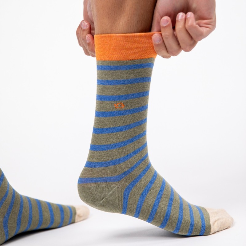 Une paire de chaussettes en coton peigné a rayures larges kaki et bleu claire billybelt, ambiance porté