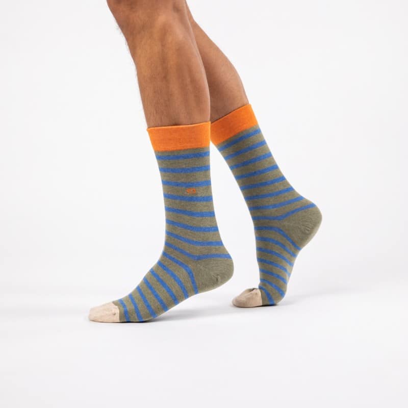 Une paire de chaussettes en coton peigné a rayures larges kaki et bleu claire billybelt, ambiance porté