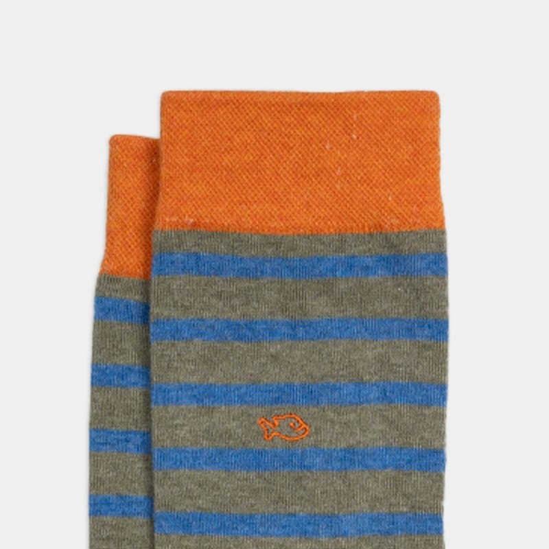 Une paire de chaussettes en coton peigné a rayures larges kaki et bleu claire billybelt, vue de face sur fond blanc