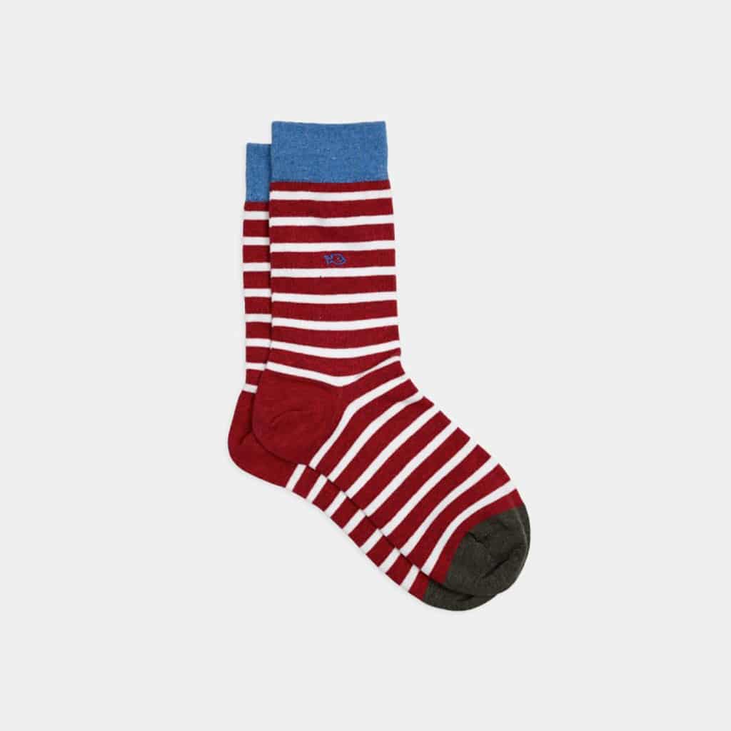 Une paire de chaussettes en coton peigné a rayures larges rouge et blanc Billybelt, vue de face sur fond blanc