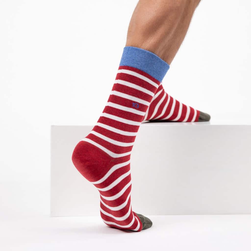 Une paire de chaussettes en coton peigné a rayures larges rouge et blanc Billybelt, ambiance porté