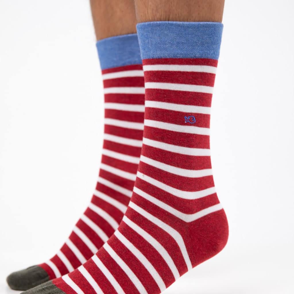 Une paire de chaussettes en coton peigné a rayures larges rouge et blanc Billybelt, ambiance porté