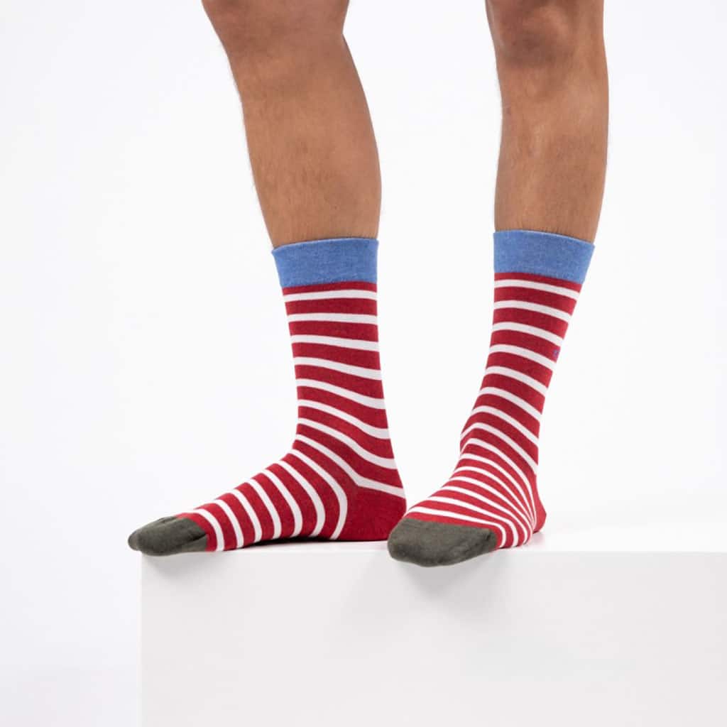 Une paire de chaussettes en coton peigné a rayures larges rouge et blanc Billybelt, ambiance porté
