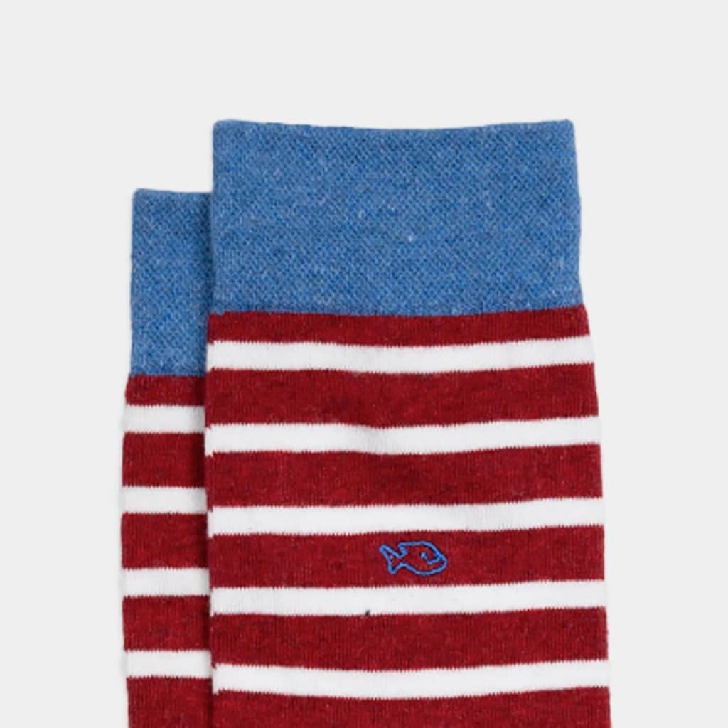 Une paire de chaussettes en coton peigné a rayures larges rouge et blanc Billybelt, vue de face sur fond blanc