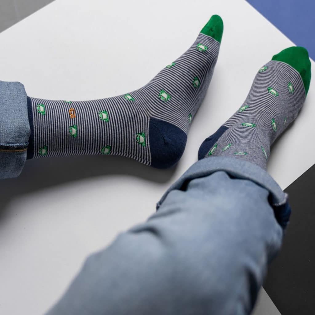 Ces chaussettes en coton peigné au joli motif grenouille, Billybelt, portées