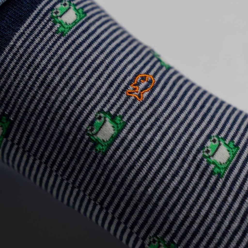 Ces chaussettes en coton peigné au joli motif grenouille, Billybelt, portées