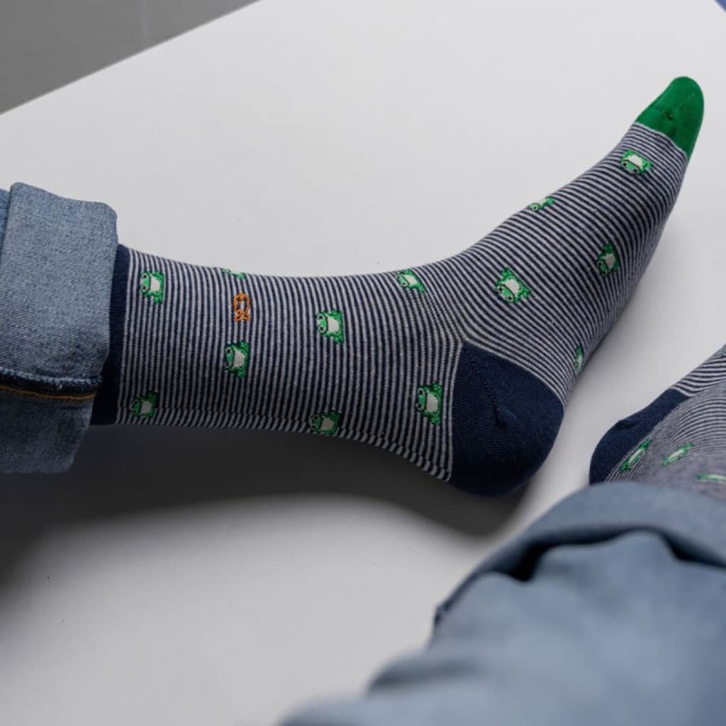 Ces chaussettes en coton peigné au joli motif grenouille, Billybelt, portées