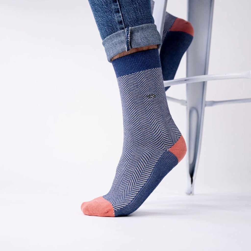 Une paire de chaussettes en coton peigné chevrons "disko" Billybelt, ambiance porté
