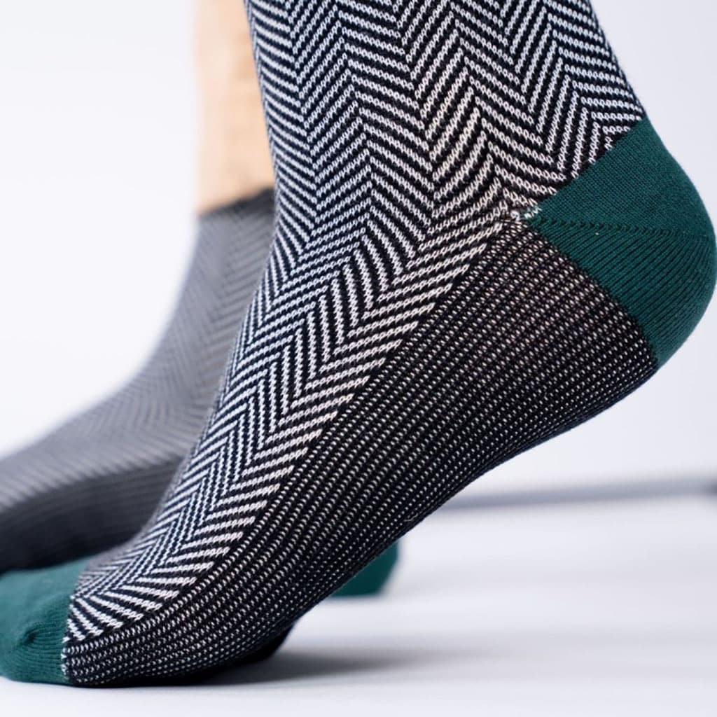 Une paire de chaussettes en coton peigné chevrons "Sherwood" Billybelt, ambiance porté
