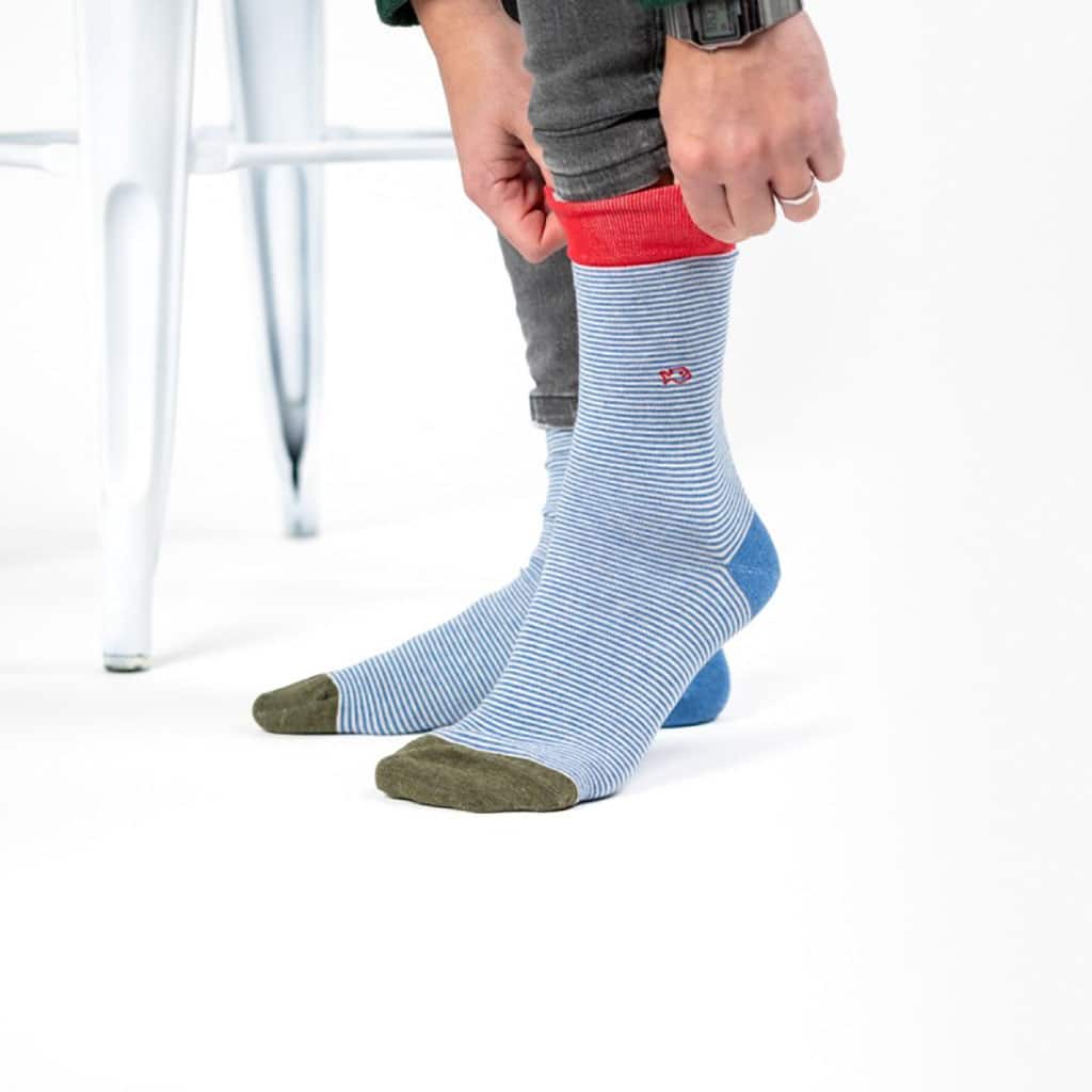 Une paire de chaussettes en coton peigne rayées citadine Billybelt, ambiance porté