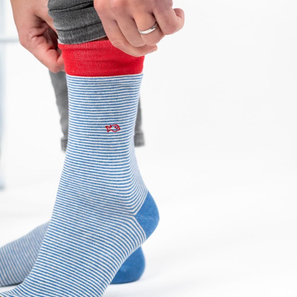 Une paire de chaussettes en coton peigne rayées citadine Billybelt, ambiance porté