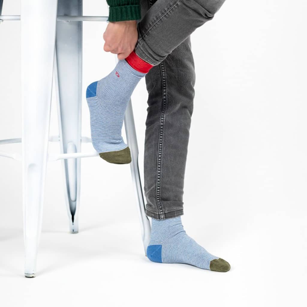 Une paire de chaussettes en coton peigne rayées citadine Billybelt, ambiance porté