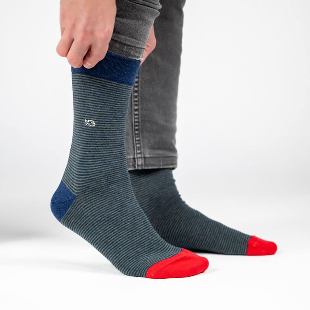 Une paire de chaussettes en coton peigne rayées elégante Billybelt, vue de coté sur fond blanc