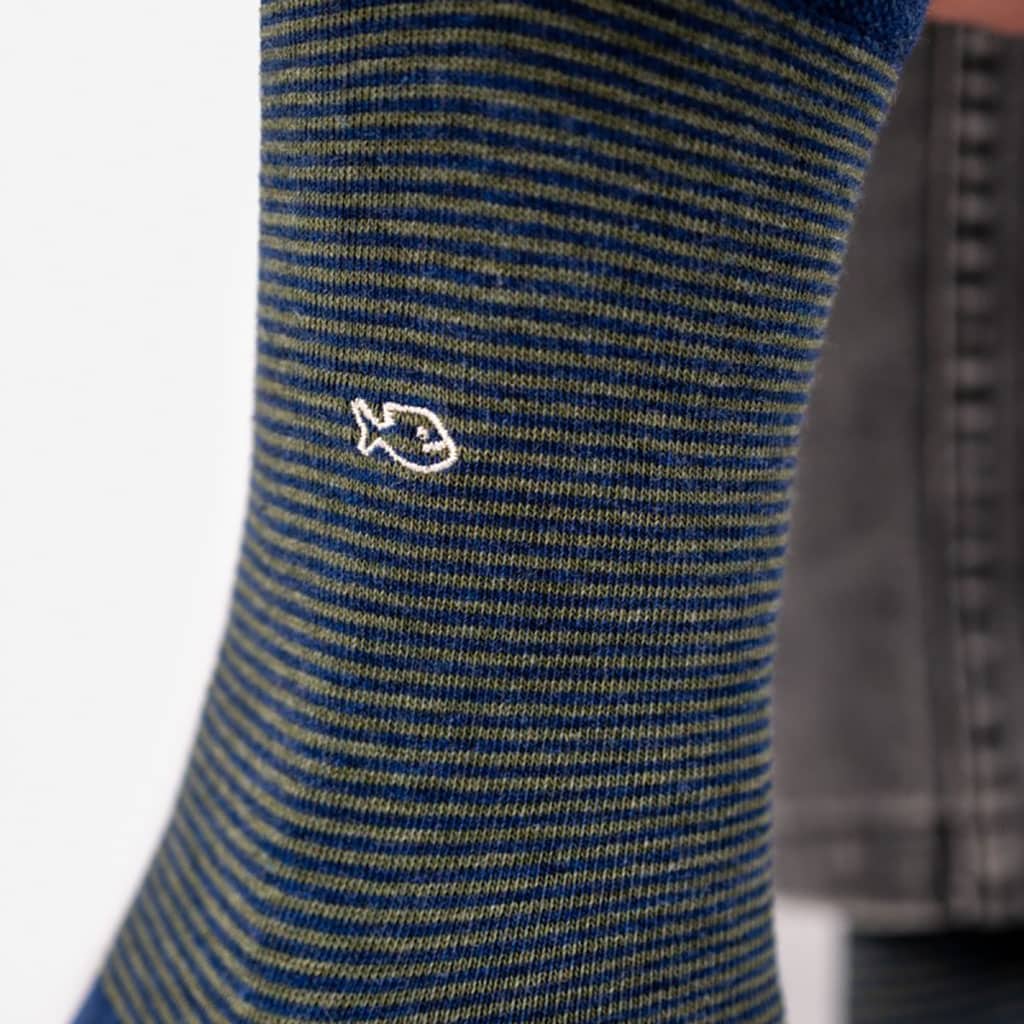 Une paire de chaussettes en coton peigne rayées elégante Billybelt, ambiance porté