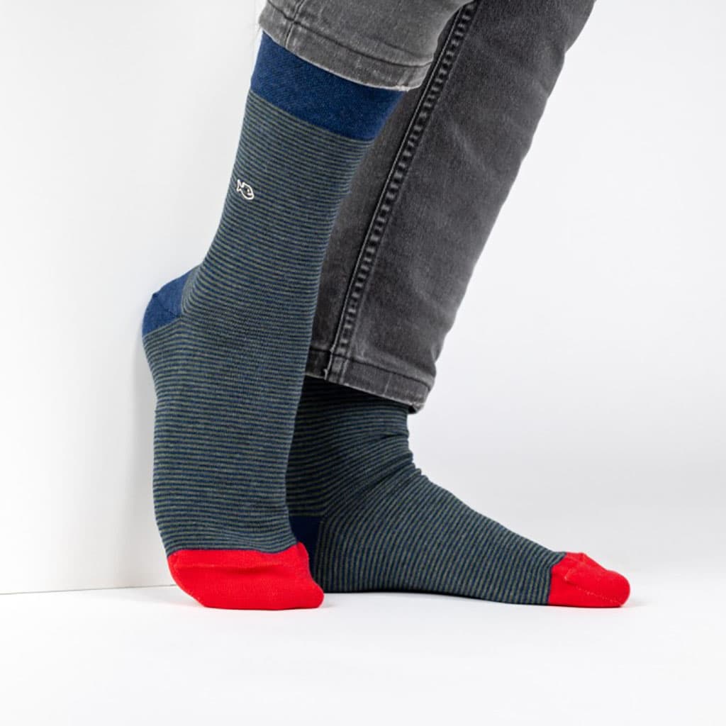 Une paire de chaussettes en coton peigne rayées elégante Billybelt, ambiance porté