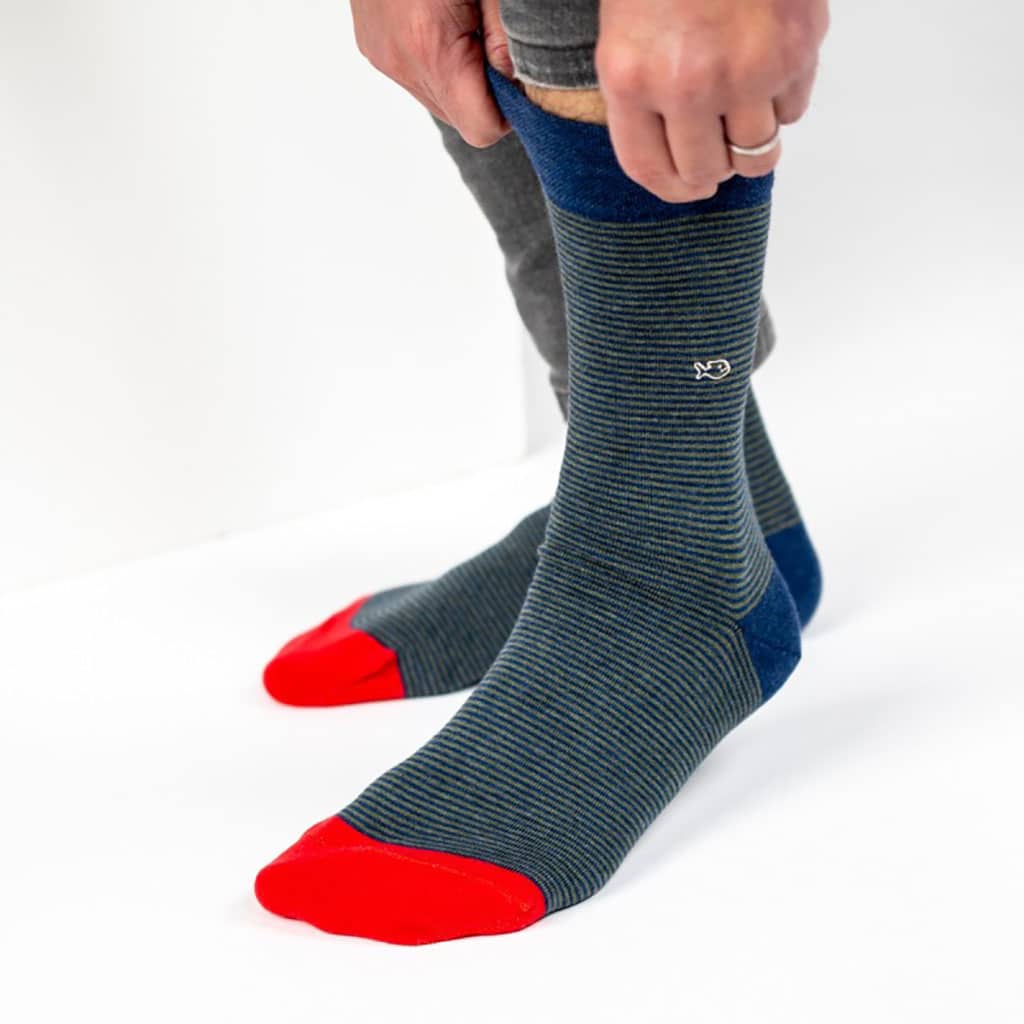 Une paire de chaussettes en coton peigne rayées elégante Billybelt, ambiance porté