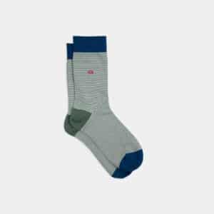 Une paire de chaussettes en coton peigne rayées naturelle, vue de face sur fond blanc
