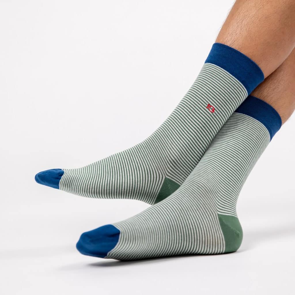 Une paire de chaussettes en coton peigne rayées naturelle, ambiance porté