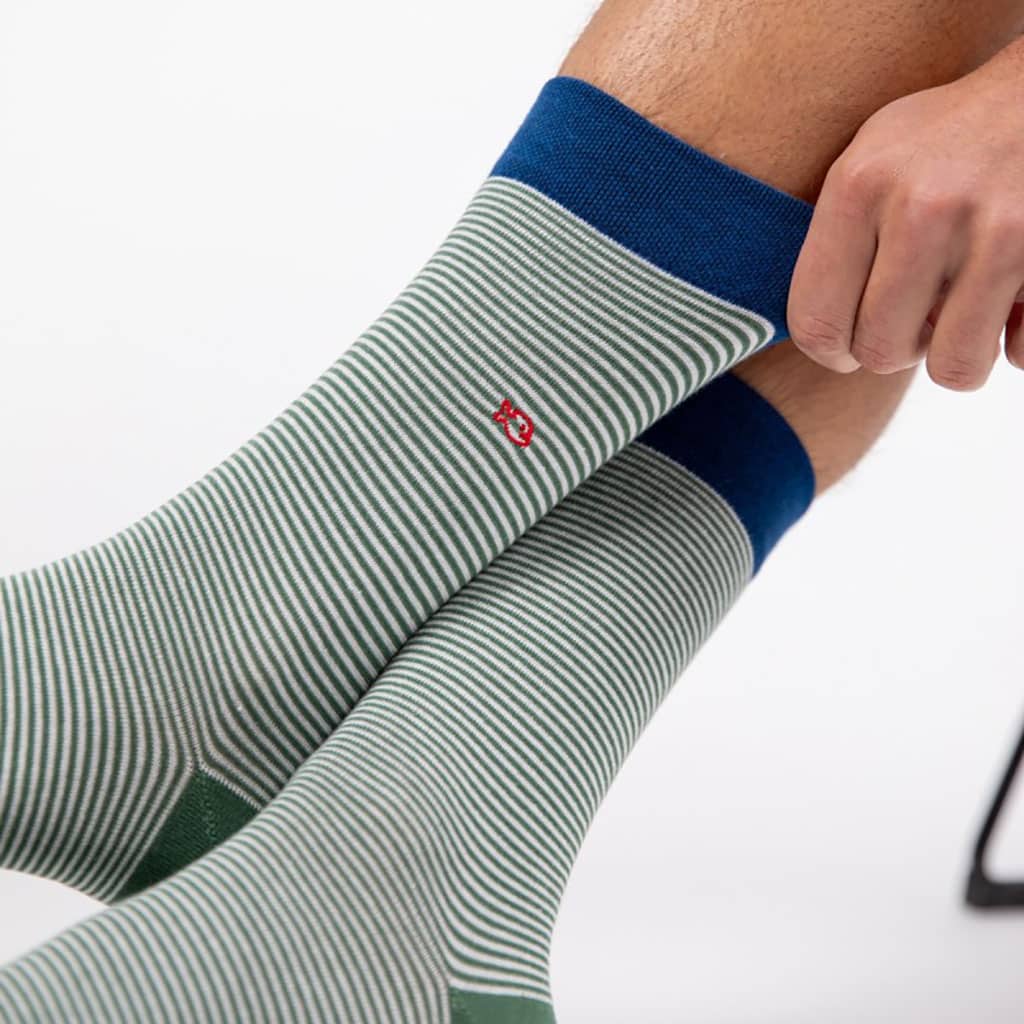 Une paire de chaussettes en coton peigne rayées naturelle, ambiance porté