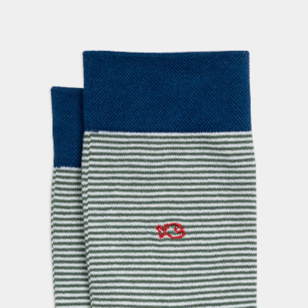 Une paire de chaussettes en coton peigne rayées naturelle, vue de face sur fond blanc