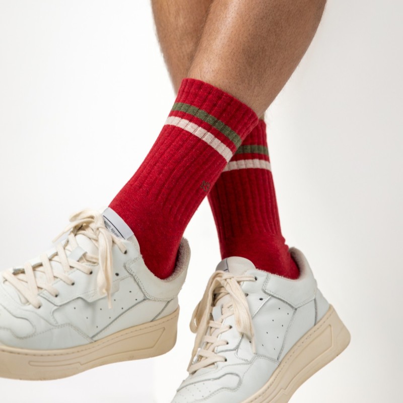 Une paire de chaussettes en coton peigné rétro rouge Billybelt, ambiance porté