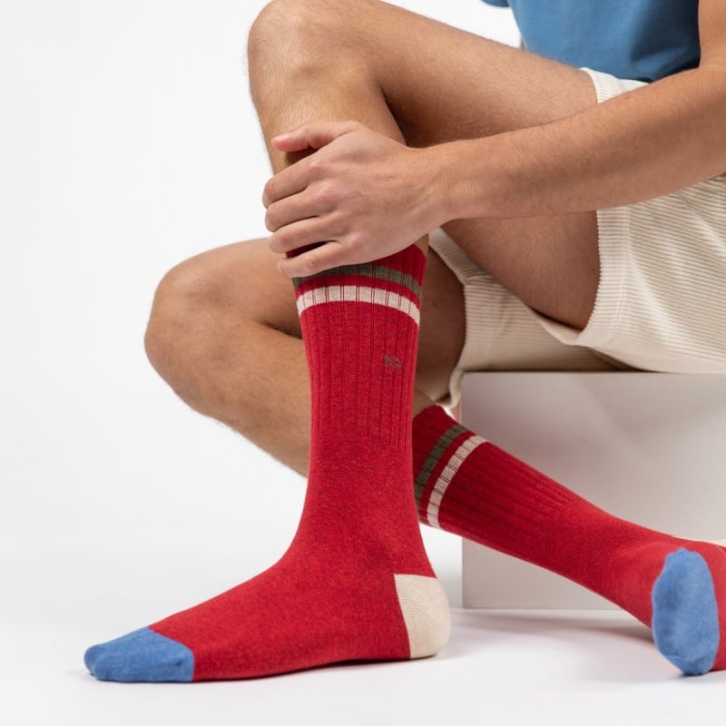 Une paire de chaussettes en coton peigné rétro rouge Billybelt, ambiance porté