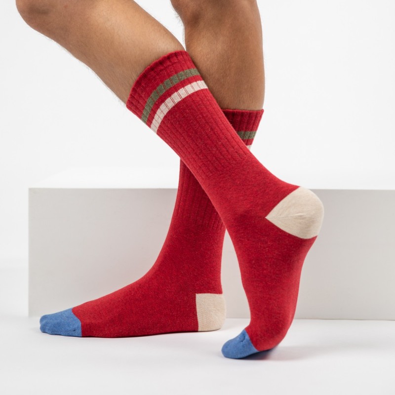 Une paire de chaussettes en coton peigné rétro rouge Billybelt, ambiance porté